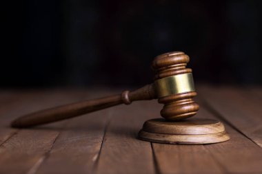 Tahta masaya bakarak karar ver!