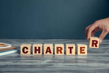 Adam küpü elinde tutuyor.