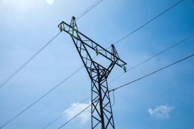 Mavi gökyüzüne karşı güç kulesi