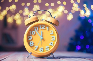 Yılbaşı ağacındaki sarı saat ve ışık sırtüstü