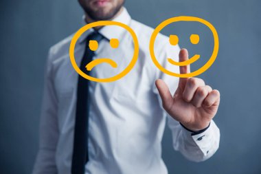 İşadamı gülümsüyor ve üzgün.