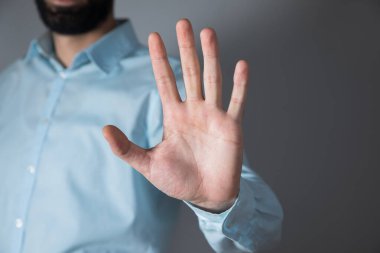 Genç iş adamı, dur.