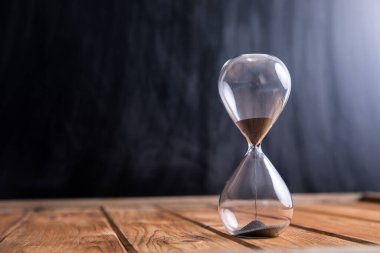 Ahşap sırtta modern kum saati