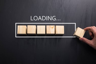 İnsan eliyle doldurup ahşap yavru koyuyor.