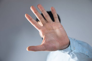 Genç adam geliyor. Dur.