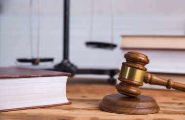 Yargıç Tokmak, kitap ve ölçeği masaya koyun!