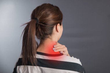 Genç kadın el ele baş ağrısı çekiyor.