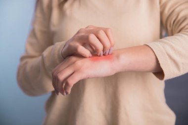 Kadın kaşıntıyı Han ile kaşıdı.