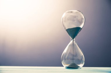 Masa arkasındaki kum saatini kapat.