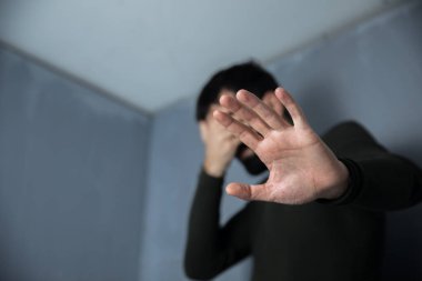 Üzgün adam eli. Dur.