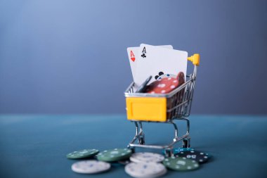 Poker, alışveriş arabasında fiş ve as oynuyor.