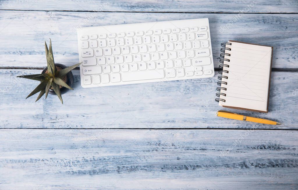 keyboard with notebook on the office des