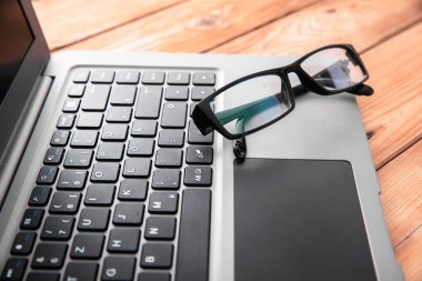 Gözlükler bilgisayarda.