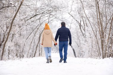 Kadın ve erkek el ele yürüyorlar.