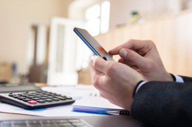 Adam telefonu çalışma masasında tutuyor!