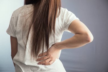 Genç bir kadın el ele tutuşuyor.