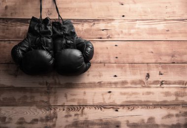 Ahşap sırtta boks eldivenleri