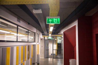 Hallwa 'da aydınlık yeşil çıkış işareti