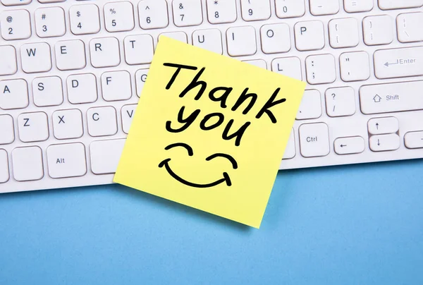 Bilgisayar klavyesinde bir teşekkür kartı, online teşekkür kartı.