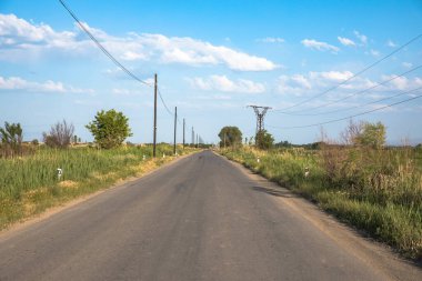Yeşil çimenli asfalt yolu