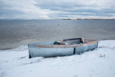 Winte 'deki donmuş sahilde bir tekne.