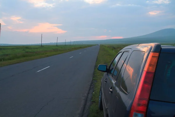 Asfalt Road Velden Met Auto Bij Zon — Stockfoto