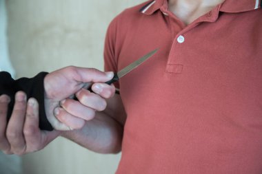 Hırsız elinde bıçak, üzgün anne.