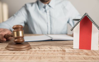 Gayrimenkul, tokmak sahibi yargıç ve ev modu.