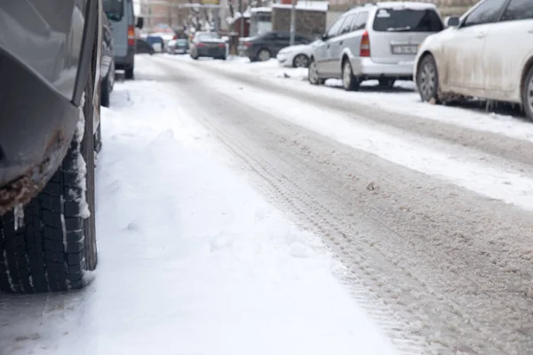 Geparkte Autos Auf Schneeglatter Straße Stadtstraße Winter — Stockfoto