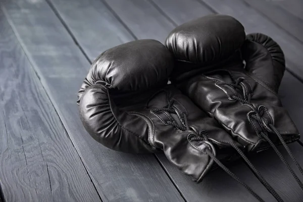 Boxhandschuhe Auf Dem Schwarzen Tisch — Stockfoto