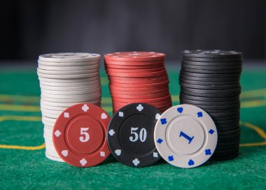 Poker meraklıları masada. Poker oyunu konsepti.
