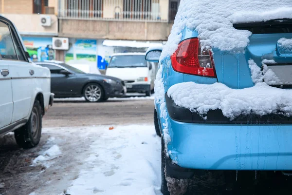 Auto Pod Sněhem Zasněženém Stromě — Stock fotografie