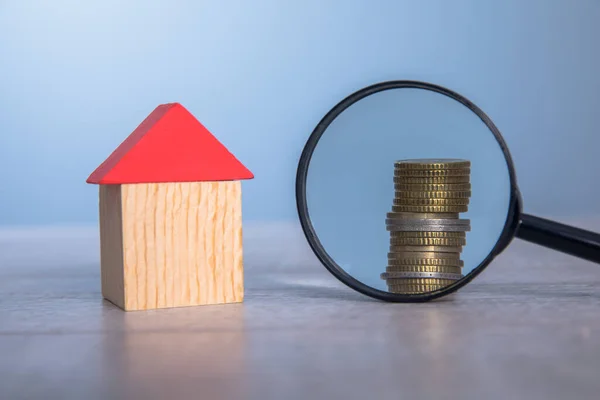 Loupe Avec Pièces Modèle Maison Sur Table — Photo