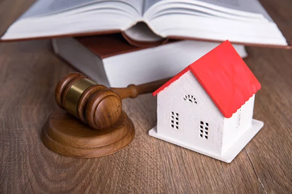 Law Concept Gavel Justice Hammer House Model Boo — Stock Photo, Image