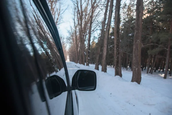 Auto Zimní Pneumatikou Zasněžené Roa — Stock fotografie