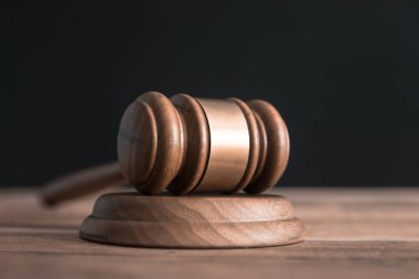 Tahta masada tahtadan bir yargıç!