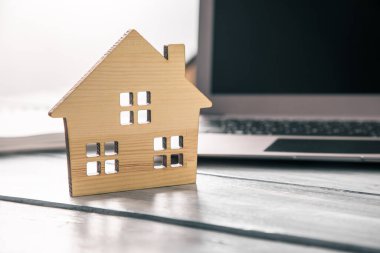 Bilgisayardaki ahşap ev modeli