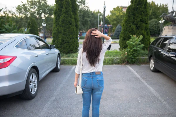 Mujer Triste Con Espacio Estacionamiento Vacío — Foto de Stock