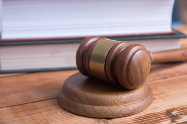 Hukuk kavramı. Masadaki kitapla yargıla.