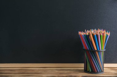 Arkadaki tahtada renkli kalemler