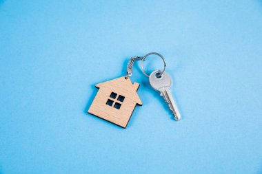 ahşap ev modeli ve anahtarı