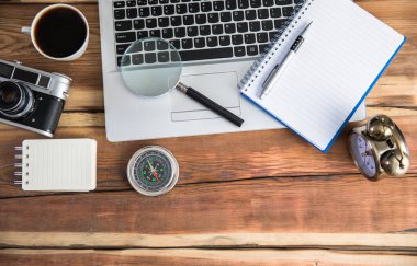 Not defterinde büyüteç ve çalışan tabloda kamera olan not defteri!