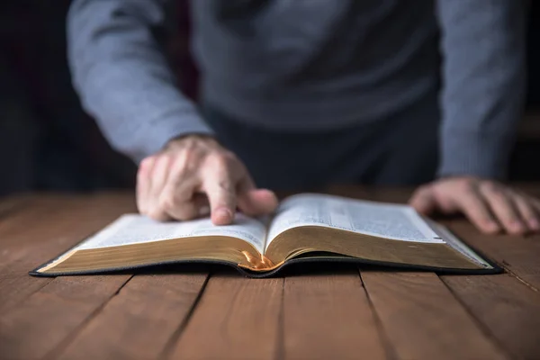 Hombre Leyendo Santa Biblia Sobre Fondo Madera — Foto de Stock