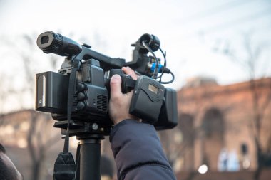Kameraman stree içinde video çekiyor.