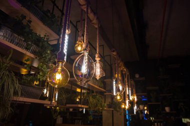 Kafede eski ve farklı stil parlak ampuller