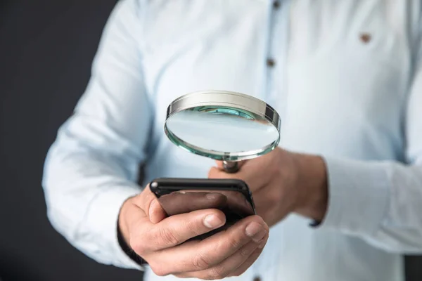 Business Man Holding Magnifier Smart Phon — Stock Photo, Image