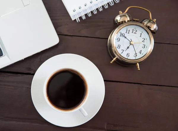 Xícara Café Com Relógio Notebook Sobre Mesa Trabalho — Fotografia de Stock