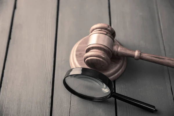 Yargıç Tokmak 'ın olduğu büyüteç