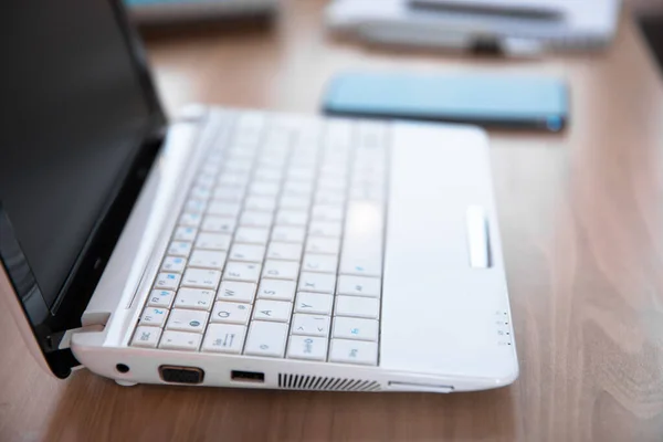 Weißer Computer Laptop Auf Dem Bürotisch — Stockfoto