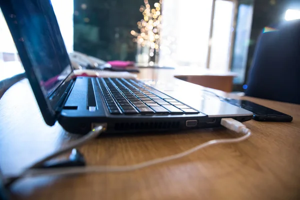 Nahaufnahme Eines Laptops Auf Einem Tisch — Stockfoto